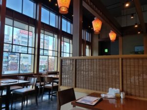 福島県の郡山駅にある美味餐庁の店内