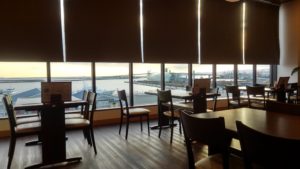 福島県いわき市のアクアマリンが見える窓辺